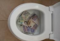 Trúng số £330k, người phụ nữ xé hết tiền thưởng rồi xả xuống toilet