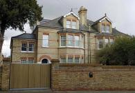Bên trong tổ ấm xinh xắn của vợ chồng Tom Holland ở London
