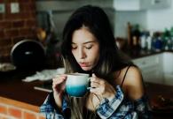 Cô gái uống hơn 2 cốc cà phê mỗi ngày bị gãy xương sườn khi hắt hơi