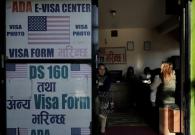 Mỹ dừng phỏng vấn visa, nhiều người lo giấy tờ hết hạn, chi phí tăng