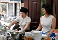 Quán bánh cuốn hơn 40 năm, giá từ 20.000 đồng, được tạp chí Anh khen