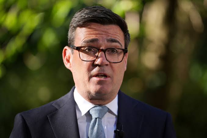 Andy Burnham gia nuoc tang
