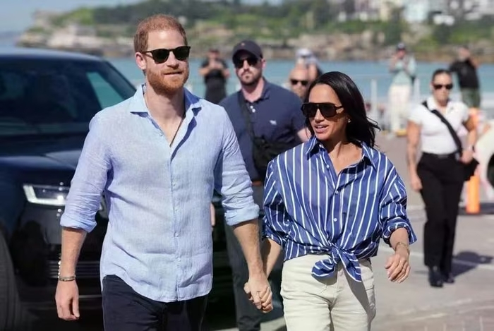 harry meghan tro lai