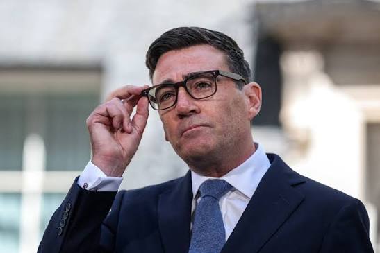Andy Burnham khoi phuc tu do di lai
